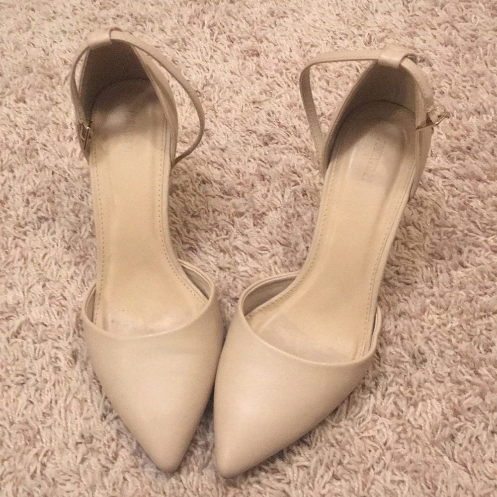 Nude pointed heels